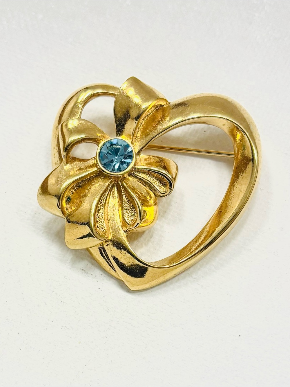 π©΅Vintage Avon Heart Brooch